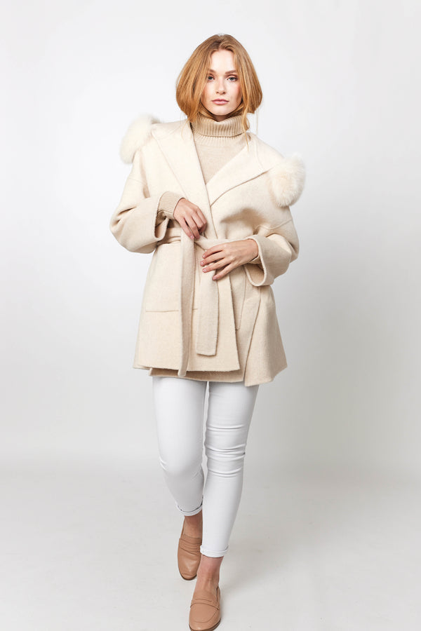 Constance The Label cashmere coat with fox fur collar hood in cream .manteau d'hiver en cachemire avec vraie fourrure de renard. 