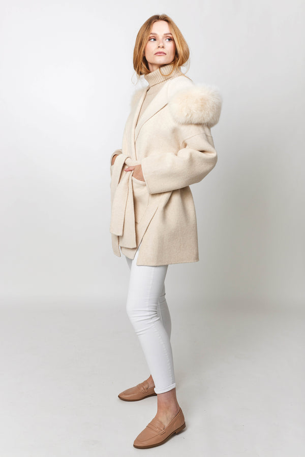 Constance The Label cashmere coat with fox fur collar hood in cream .manteau d'hiver en cachemire avec vraie fourrure de renard. 