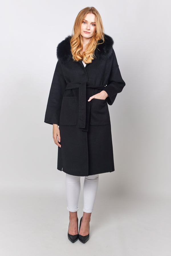 Long black cashmere coat with fox fur hood collar . Lon g manteau d'hiver en cachemire pour femmes avec capuche en vraie fourrure de renard
