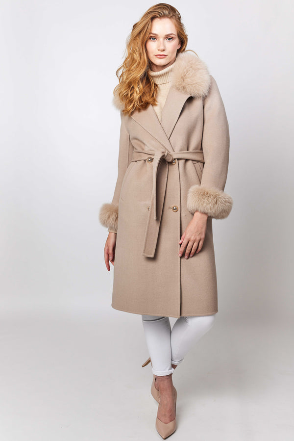 Victoire cashmere coat with fox fur collar and cuffs in beige . Manteau en cachemire et vraie fourrure de renard 