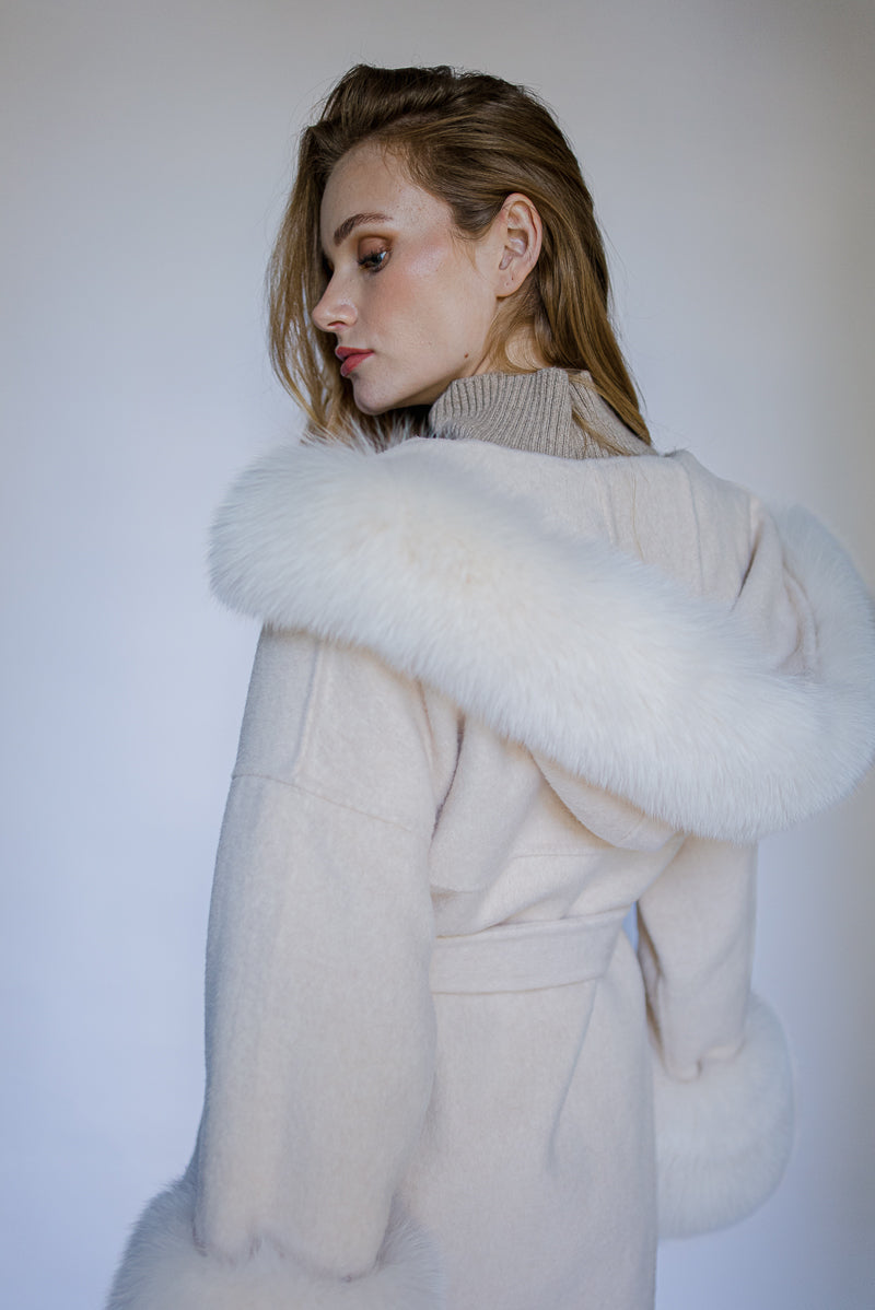 cashmere coat with real fur details in cream color