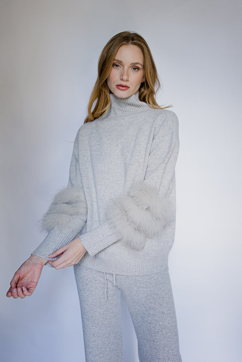 cashmere turtleneck in light grey wit fur details on the sleeves