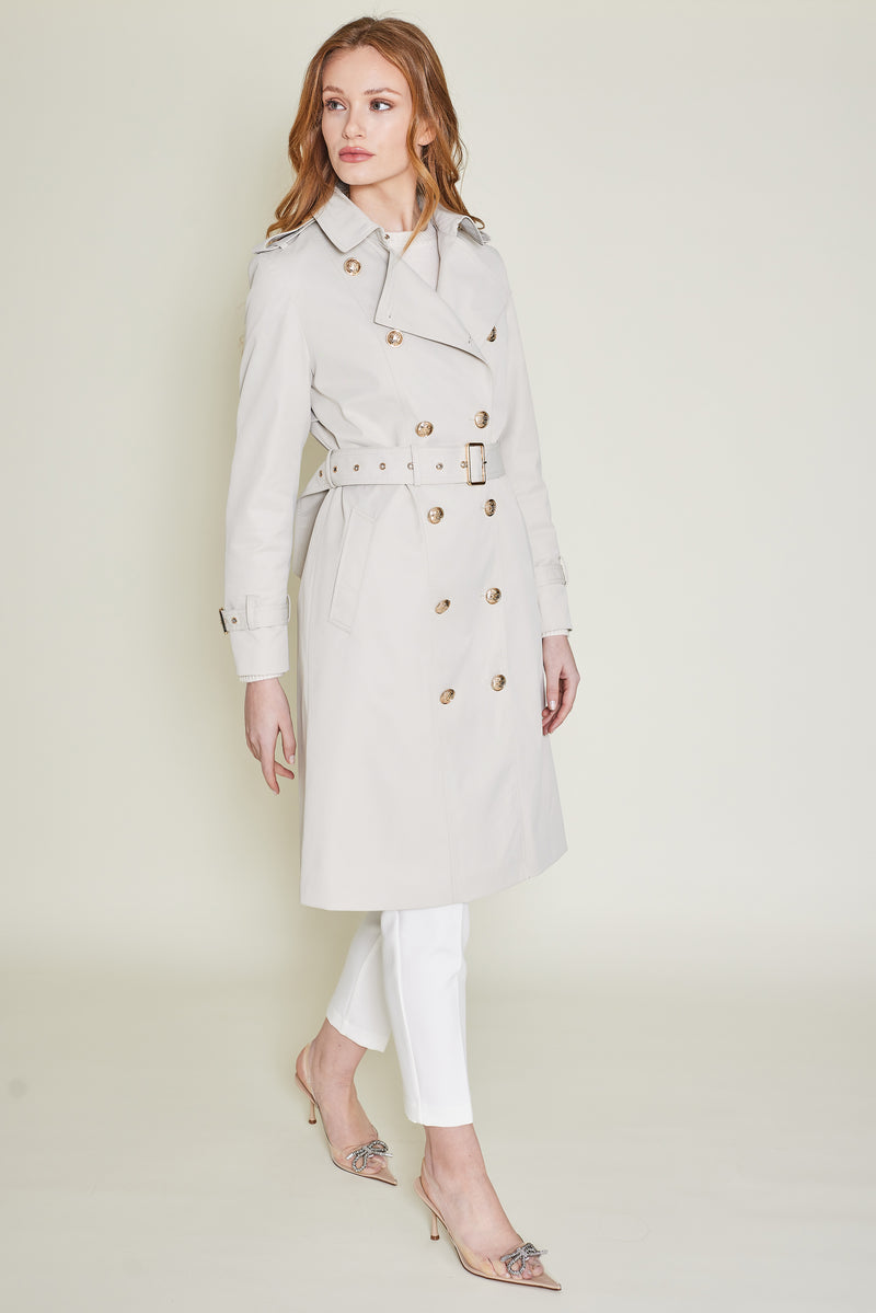long beige trench coat from women with gold buttons